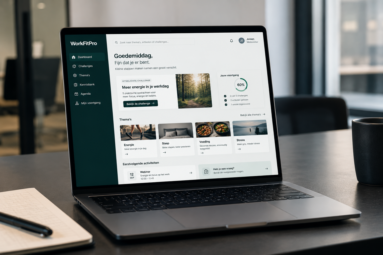 Laptop met een voorbeeld van het WorkFitPro-vitaliteitsplatform: dashboard, challenge, thema’s en activiteiten